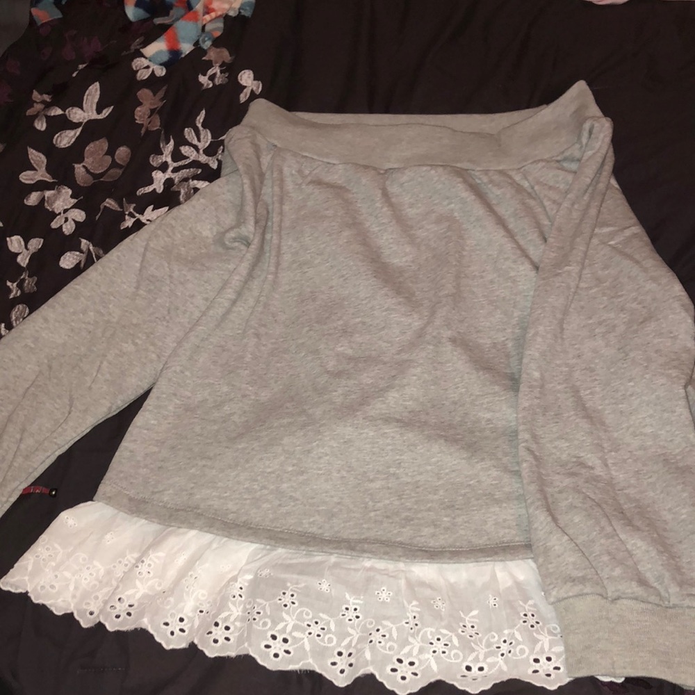 Off shoulder light sweatshirt with lace hem